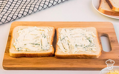 Приготовьте соус. Укроп и чеснок порубите мелко. В миске смешайте майонез, укроп и чеснок. Один кусочек хлеба смажьте соусом.