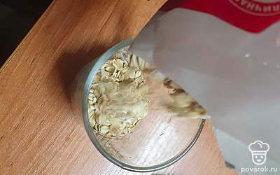 Высыпаем овсянку в кружку.