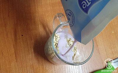 Вливаем в овсянку йогурт. 