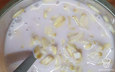 Перемешиваем и оставляем овсянку на ночь разбухать в йогурте. 