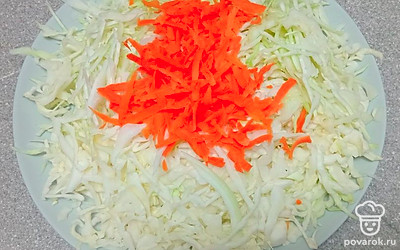 Добавьте натертую на терке морковь. 