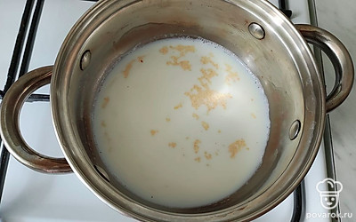 Молоком залейте кускус и поставьте на огонь.