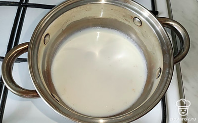 Посолите и варите на слабом огне, постоянно помешивая, 7-10 минут.