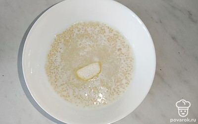 Кашу положите порционно, добавьте сливочное масло и сахар. 