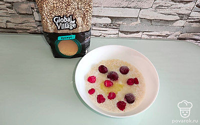 Кашу подавайте блюдо горячим, с ягодами.