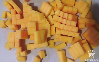 Нарезаем тыкву.