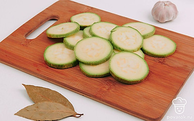 Нарежьте кабачок кружочками толщиной до 0,5 см.