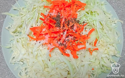 Добавьте соль и тмин.