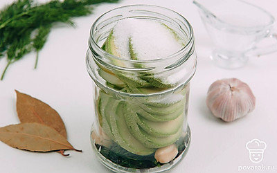 Уложите дольки кабачка стопкой, посолите и подсластите.