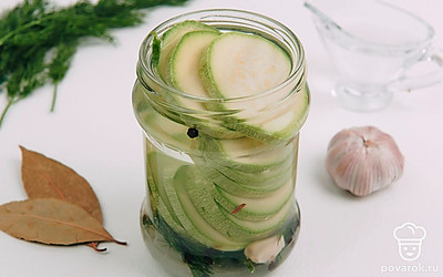 Воду доведите до кипения, влейте уксус и залейте маринадом кабачки. Закрутите банку.