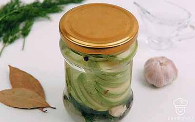 Проложите дольки кабачков смородиновым, вишневым или дубовым листом, так овощи дольше сохранятся и будут еще вкуснее.