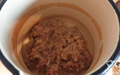 Овсяную кашу отварите до готовности (8-10 минут с момента закипания воды).