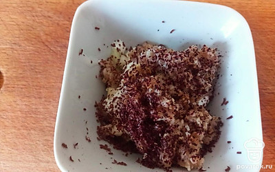 Добавьте к ананасам готовую кашу, натрите на терке шоколад и перемешайте.