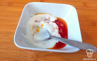 Помидоры в собственном соку измельчите и смешайте со сметаной.