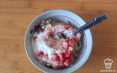 Смешайте овсяную кашу с получившимся соусом, посолите по вкусу.