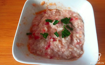 Подавайте порционно, украсив свежей зеленью.