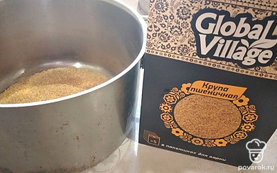 Всыпать пшеничную крупу в кастрюлю, промыть ее.