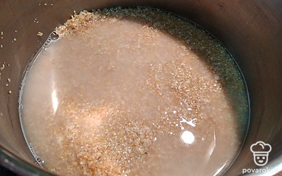 Залить водой и поставить вариться до загустения, все время помешивая.