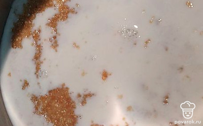 Залить крупу молоком, посолить, добавить сахар. Варить, помешивая, 7 минут.