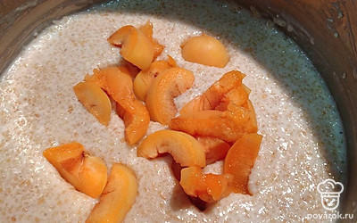 В кастрюлю выложить нарезанные абрикосы. Томить 1 минуту. Накрыть крышкой, дать настояться 2 минуты.