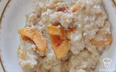 Горячую кашу полить медом. 