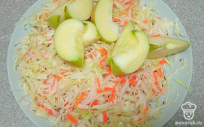 Яблоки нарежьте дольками.