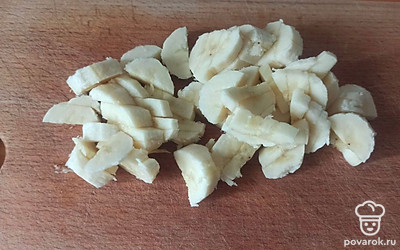 Банан порежьте на кусочки.