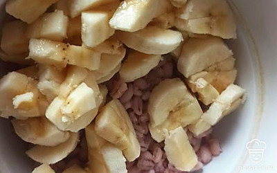 Добавьте банан к каше.