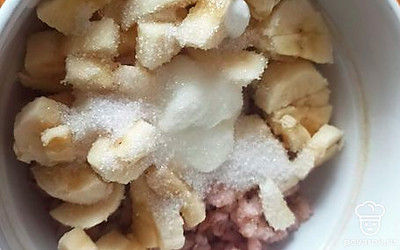 Добавьте сметану и сахар, хорошо перемешайте.