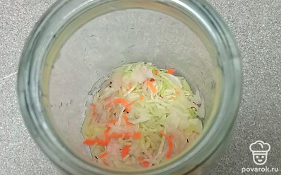 В банку выложите слой капусты. 