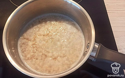Овсяную кашу залейте водой в соотношении 1:2 (1 стакан каши и 2 стакана воды), поставьте на огонь и дождитесь готовности (15 минут). 