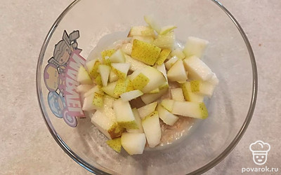 Добавьте в тарелку с кашей мед и яблоки, нарезанные небольшими кусочками. Перемешайте.