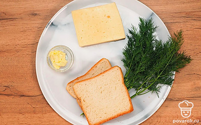 Расположите удобно все ингредиенты. Поставьте сковороду разогреваться на медленный огонь. Заранее достаньте сливочное масло из холодильника, чтобы оно стало мягким. Сыр нарежьте тонкими слайсами.