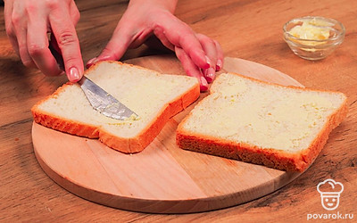 Намажьте сливочное масло на одну сторону каждого ломтика хлеба.