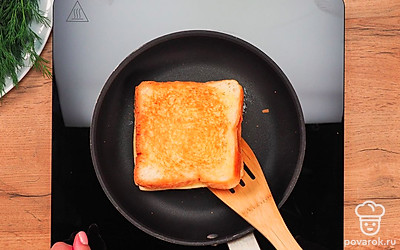 Прожарьте сэндвич на сковороде на умеренном огне до аппетитной корочки по 1,5-2 минуты с каждой стороны. За это время сырная начинка расплавится. Масла, которым вы смазали хлеб, достаточно для обжаривания, поэтому не стоит дополнительно смазывать сковороду, иначе сэндвичи получатся чересчур жирными.