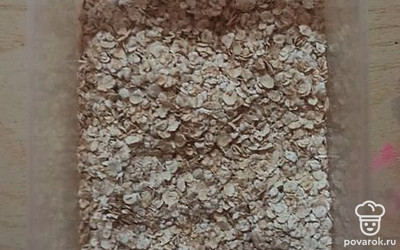 Высыпать овсянку в контейнер.