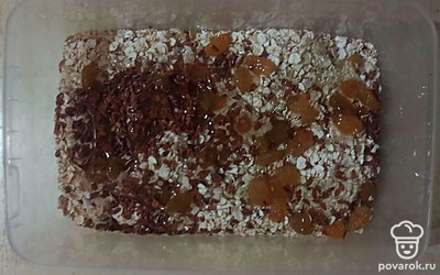 Посыпать изюмом, положить мед, льняное семя. 
