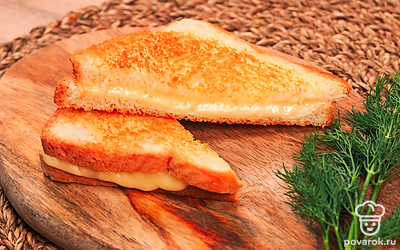 Можно подать блюдо, положив его на красивую разделочную доску из дерева и украсив веточками укропа.