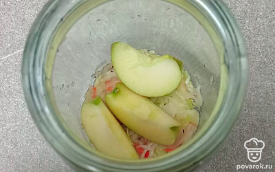 Затем выложите несколько яблочных долек.