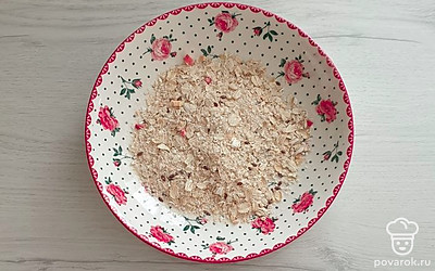 Овсяные хлопья высыпьте в тарелку.