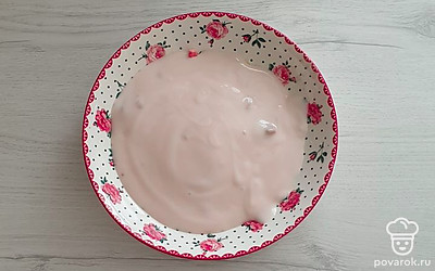 Залейте хлопья йогуртом, перемешайте и оставьте на 20-30 минут.