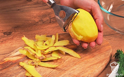 Удобно разложите все ингредиенты. Помойте картофель, очистите его от кожуры. Подготовьте пергамент для выпечки.