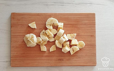 Банан нарежьте мелко.