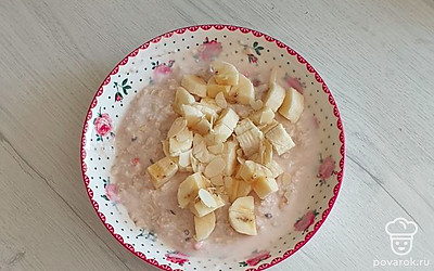 К каше и йогурту добавьте банан, перемешайте.