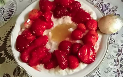 Подаем порционно, с клубничкой и медом. Приятного аппетита!