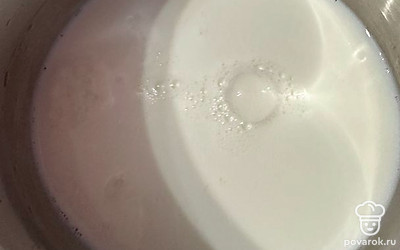 Молоко наливаем в кастрюлю.