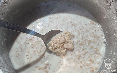 Добавляем овсяные хлопья. Варим до готовности каши, помешивая.