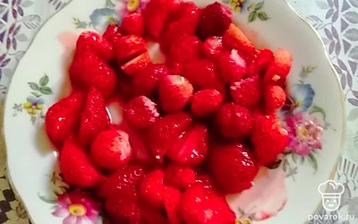 Клубнику моем и разрезаем на кусочки.