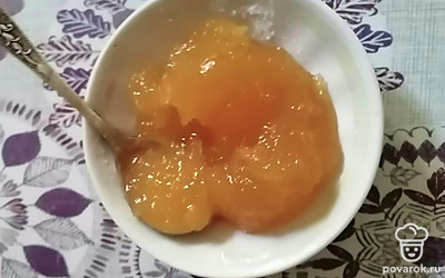 Мед убираем на несколько секунд в микроволновую печь.