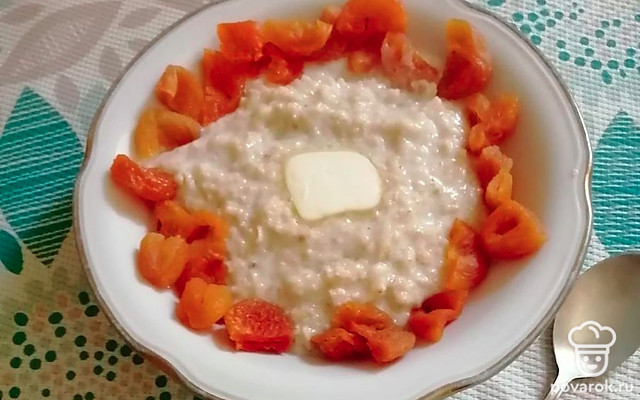 Овсяная кашка как в детстве, с курагой и сливочным маслом — Рецепт с фото